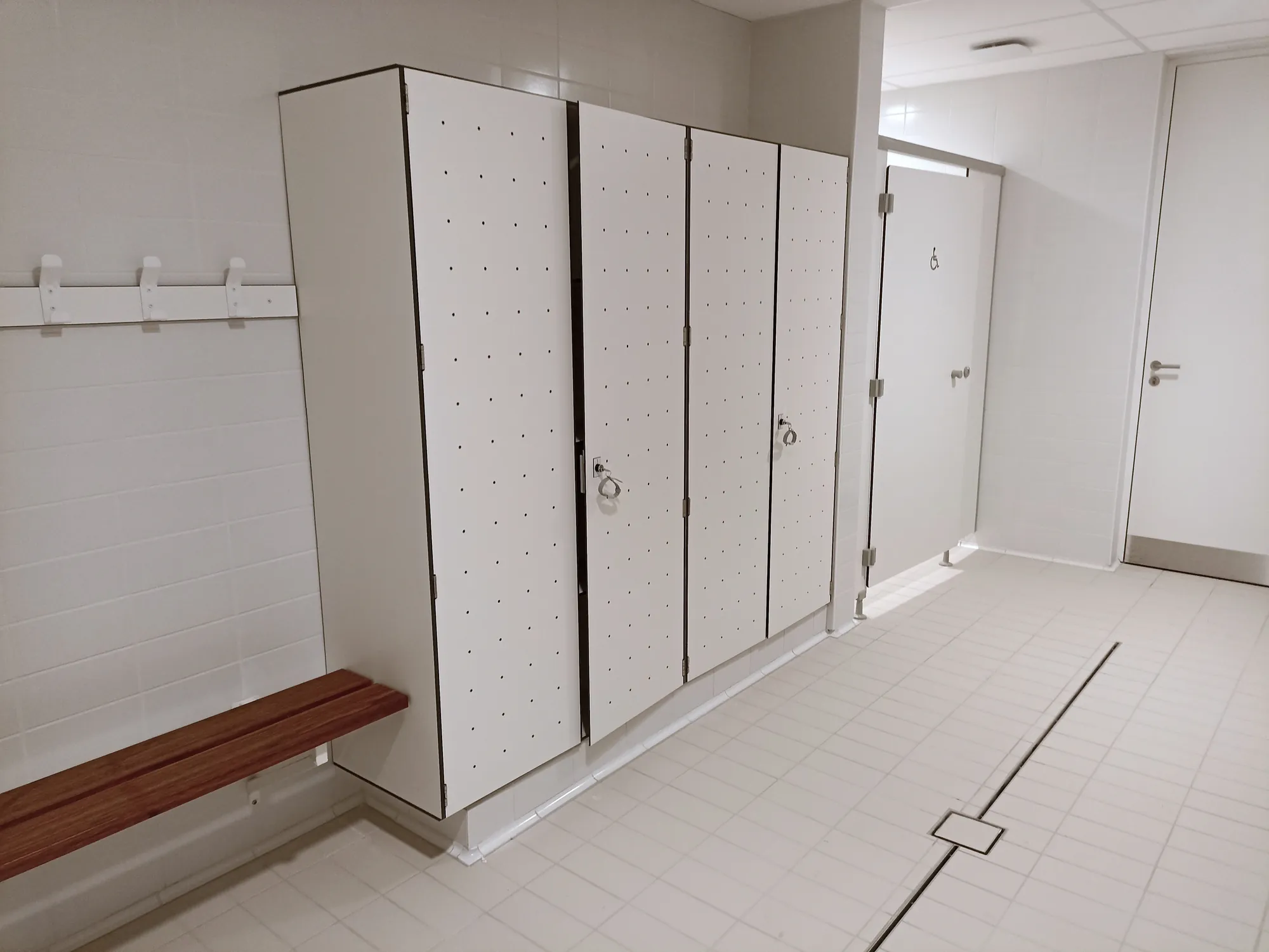 armoire-rangement-vestiaire-collective-stratifié-compact-strateo-agencement