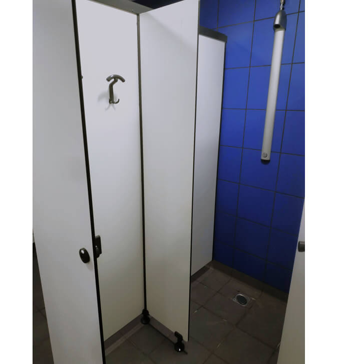 cabine simple entree en stratifie compact pour douche piscine vestiaire