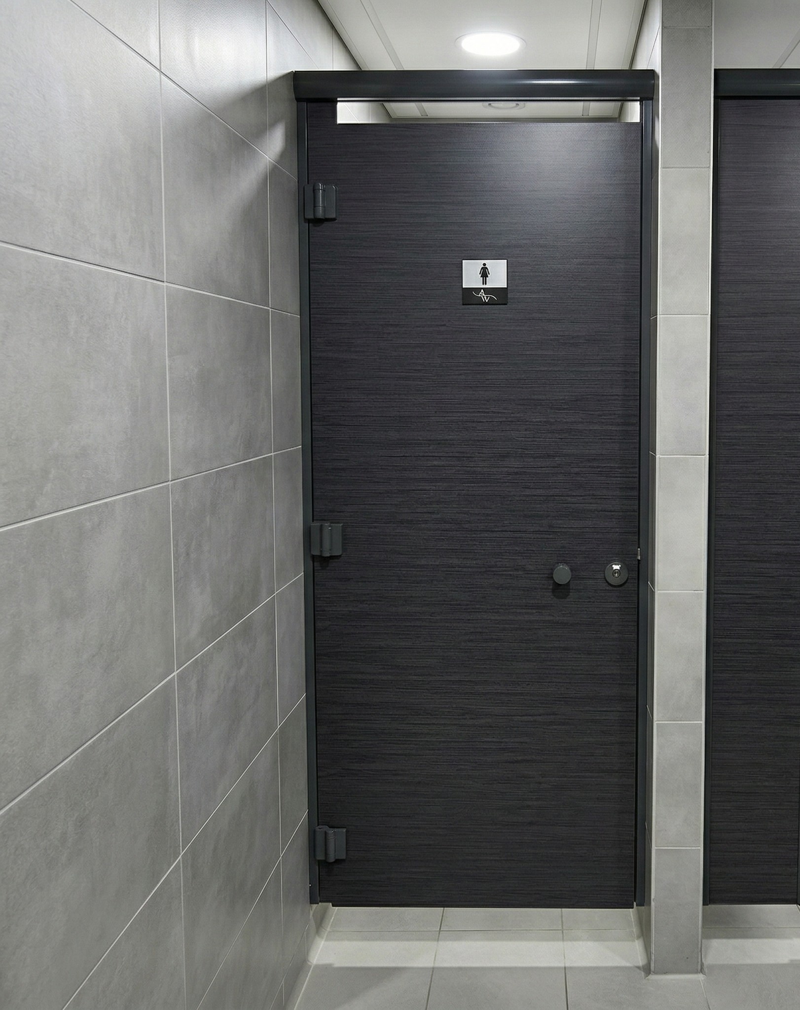 Porte stratifié compact noire sur bati pour vestiaire sanitaire piscine camping