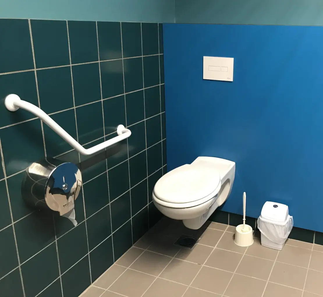 habillage-wc-pmr-bleu-strateo-agencement