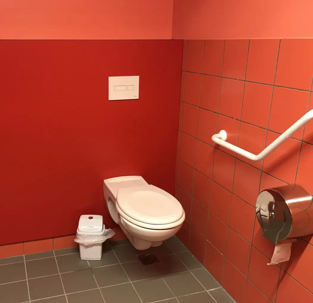 habillage-wc-pmr-rouge-strateo-agencement