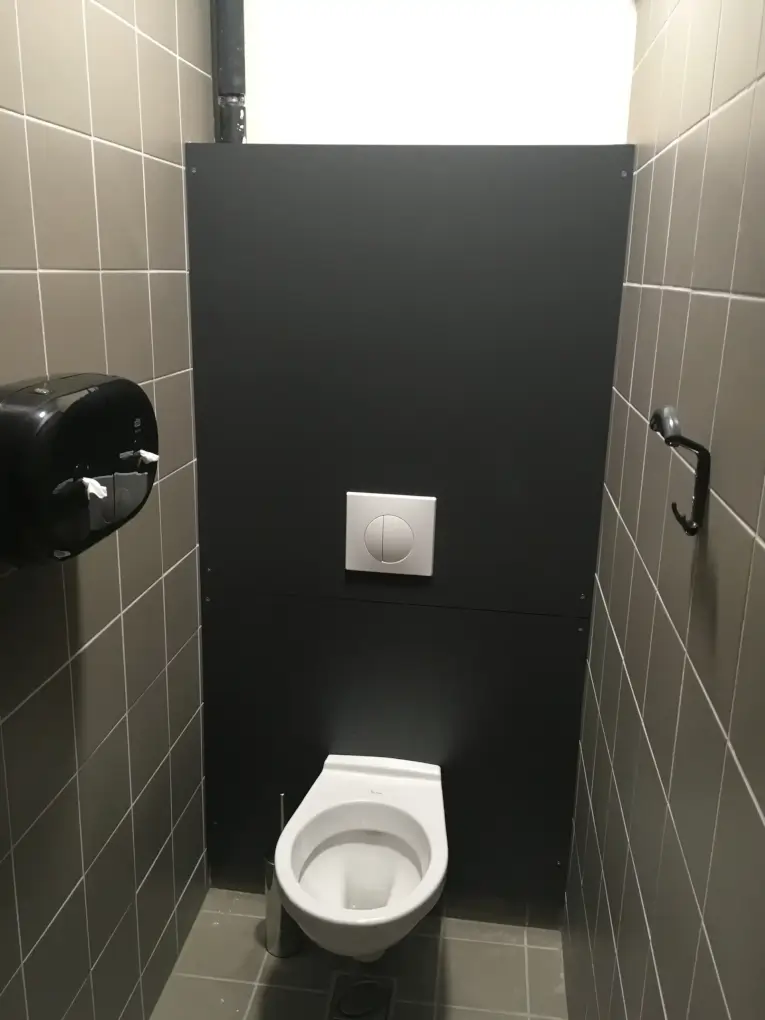 habillage-wc-stratifie-compact-noir-strateo-agencement