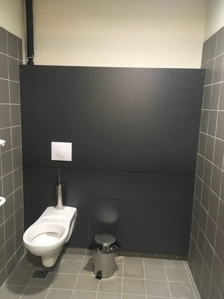 Habillage WC en stratifié compact décor noir