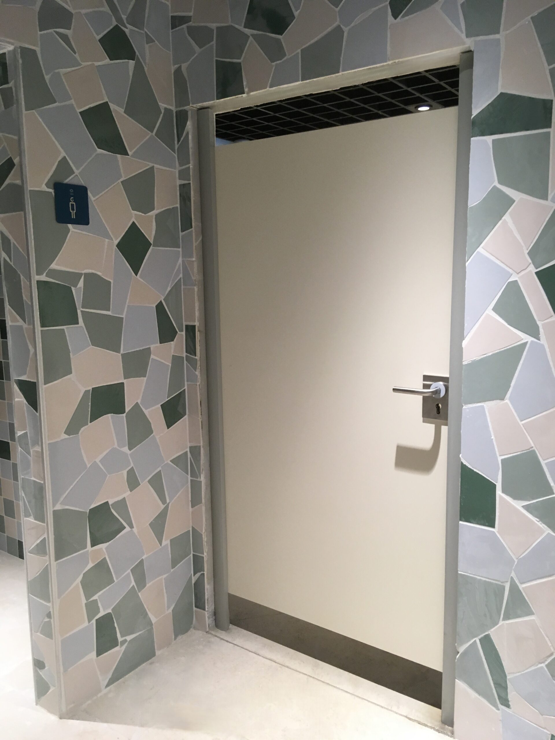 Porte stratifié compact blanche sur bati pour vestiaire sanitaire piscine camping