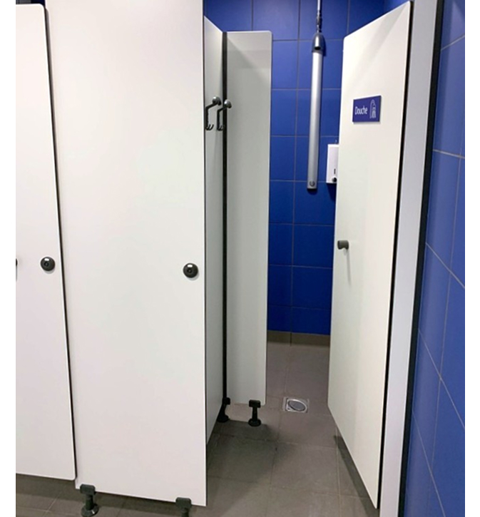 cabine douche stratifié compact-pour-vestiaire-et-piscine