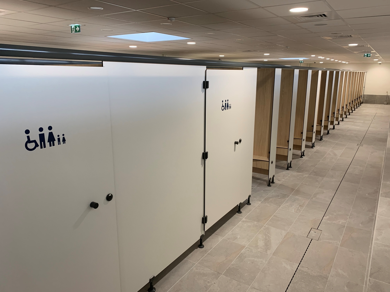 Cabine pied nu / pied chaussé double entrée en stratifié compact, vue d’ensemble