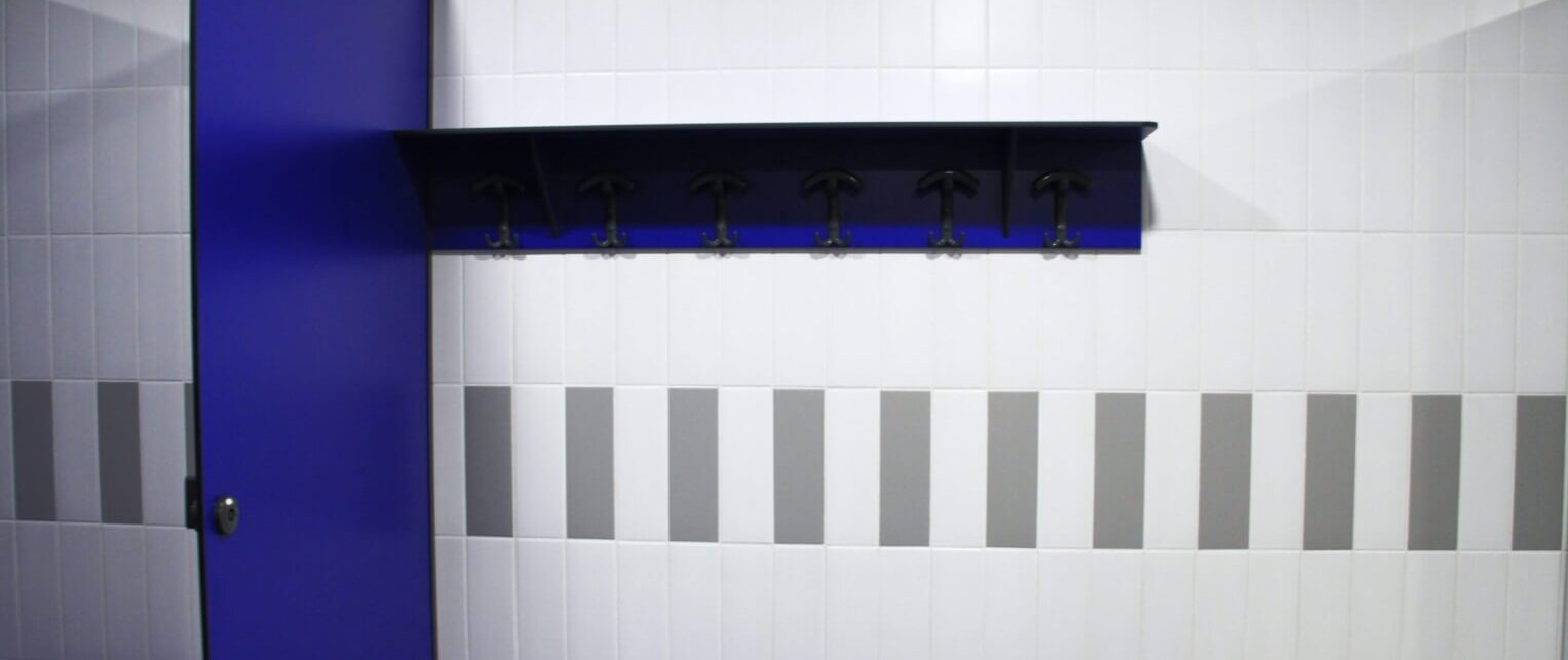 Lisse à patère en stratifié compact