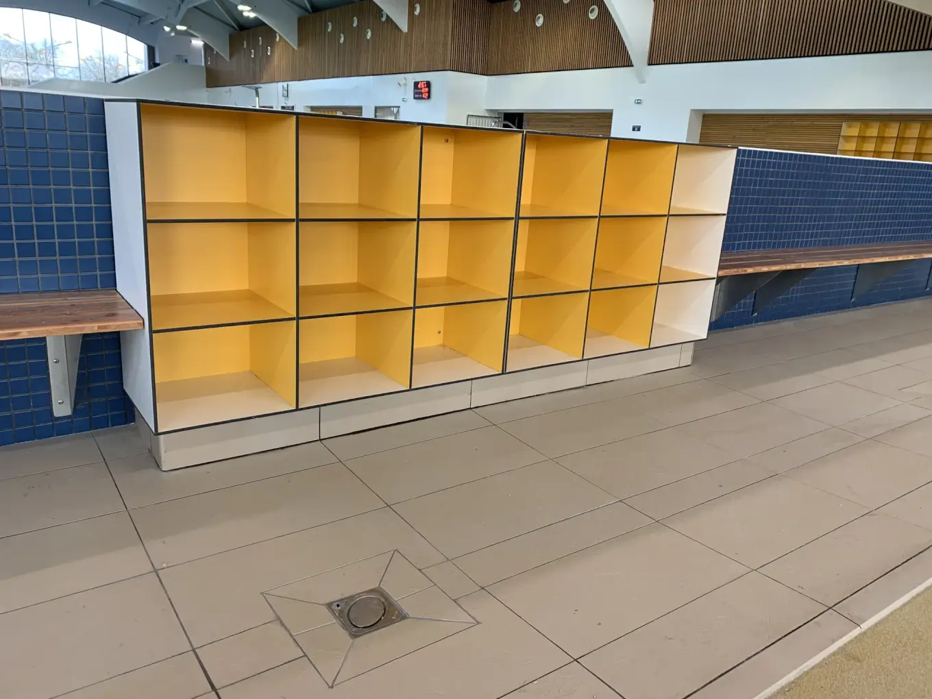 casier-ouvert-sans-porte-pour-rangement-serviette-ou-chaussure-jaune-strateo-agencement