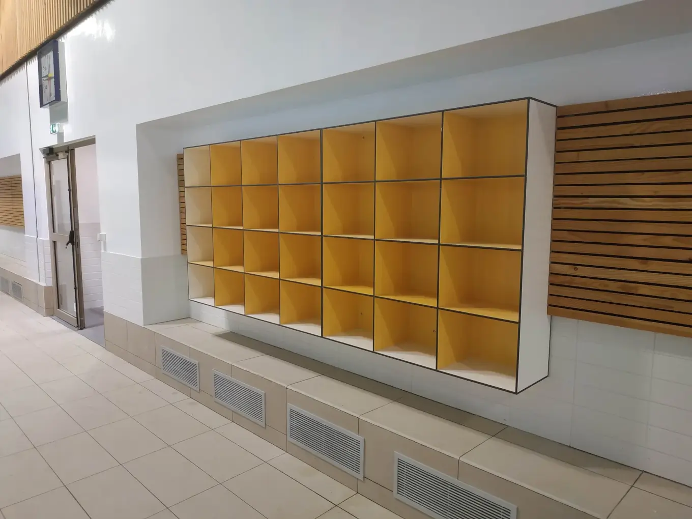 casier-public-ouvert-cases-rangement-casier-serviettes-collectivite-jaune-strateo-agencement