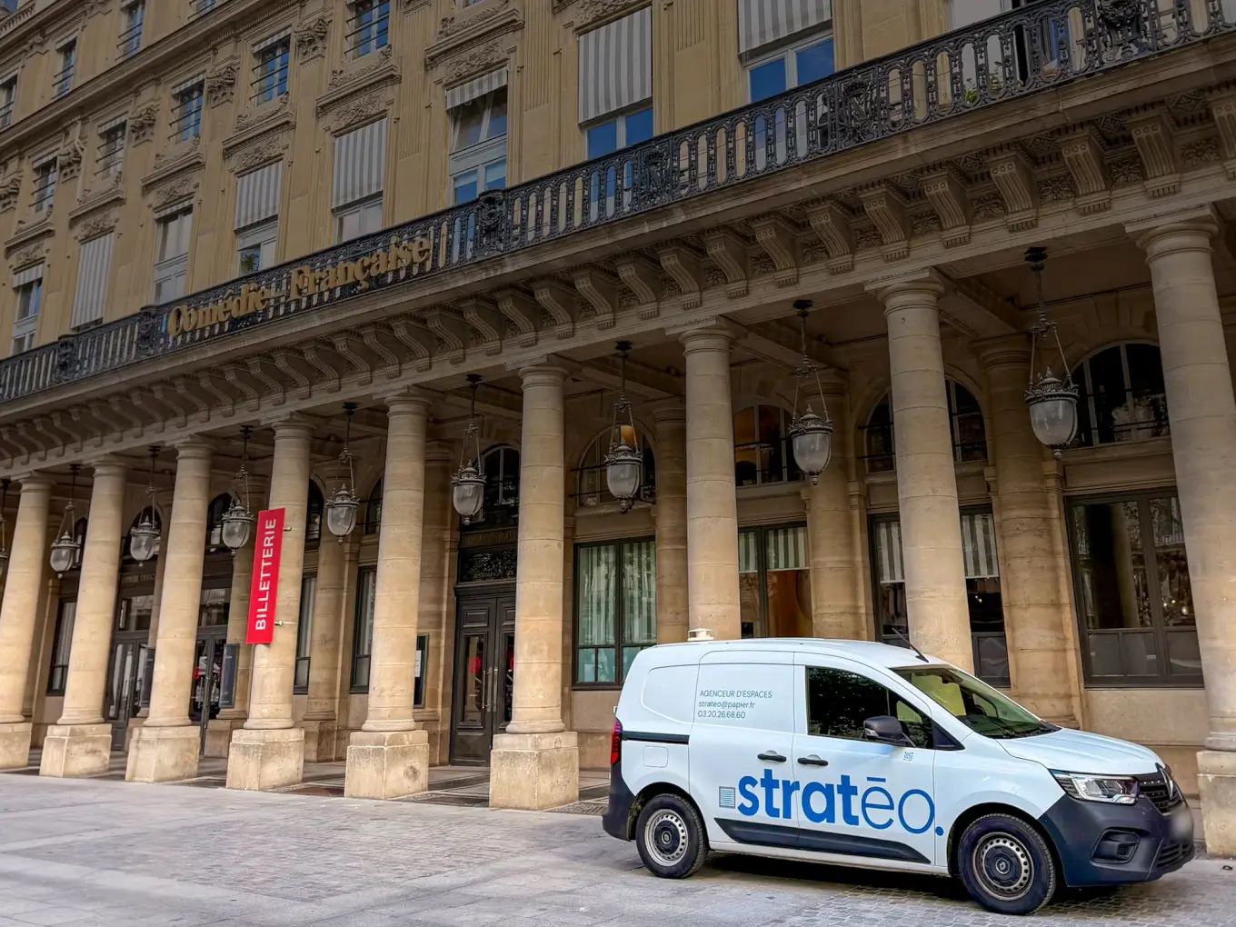 Façade de la Comédie-Française, à Paris, avec un véhicule utilitaire Stratéo stationné devant les colonnes