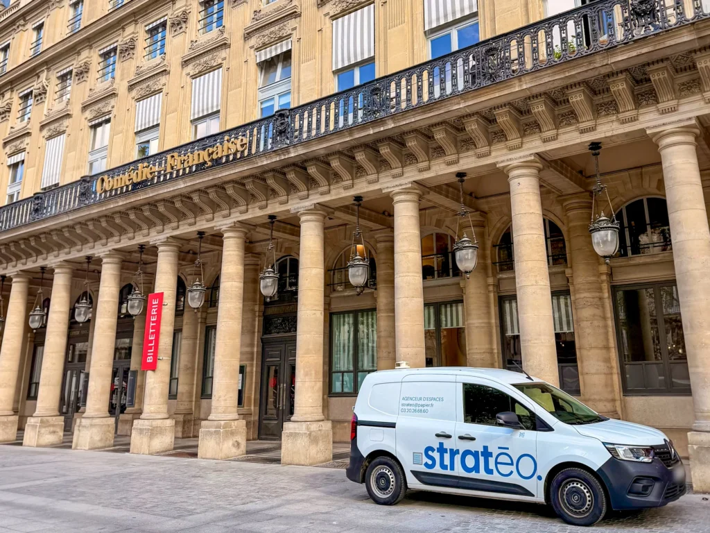 Façade de la Comédie-Française, à Paris, avec un véhicule utilitaire Stratéo stationné devant les colonnes