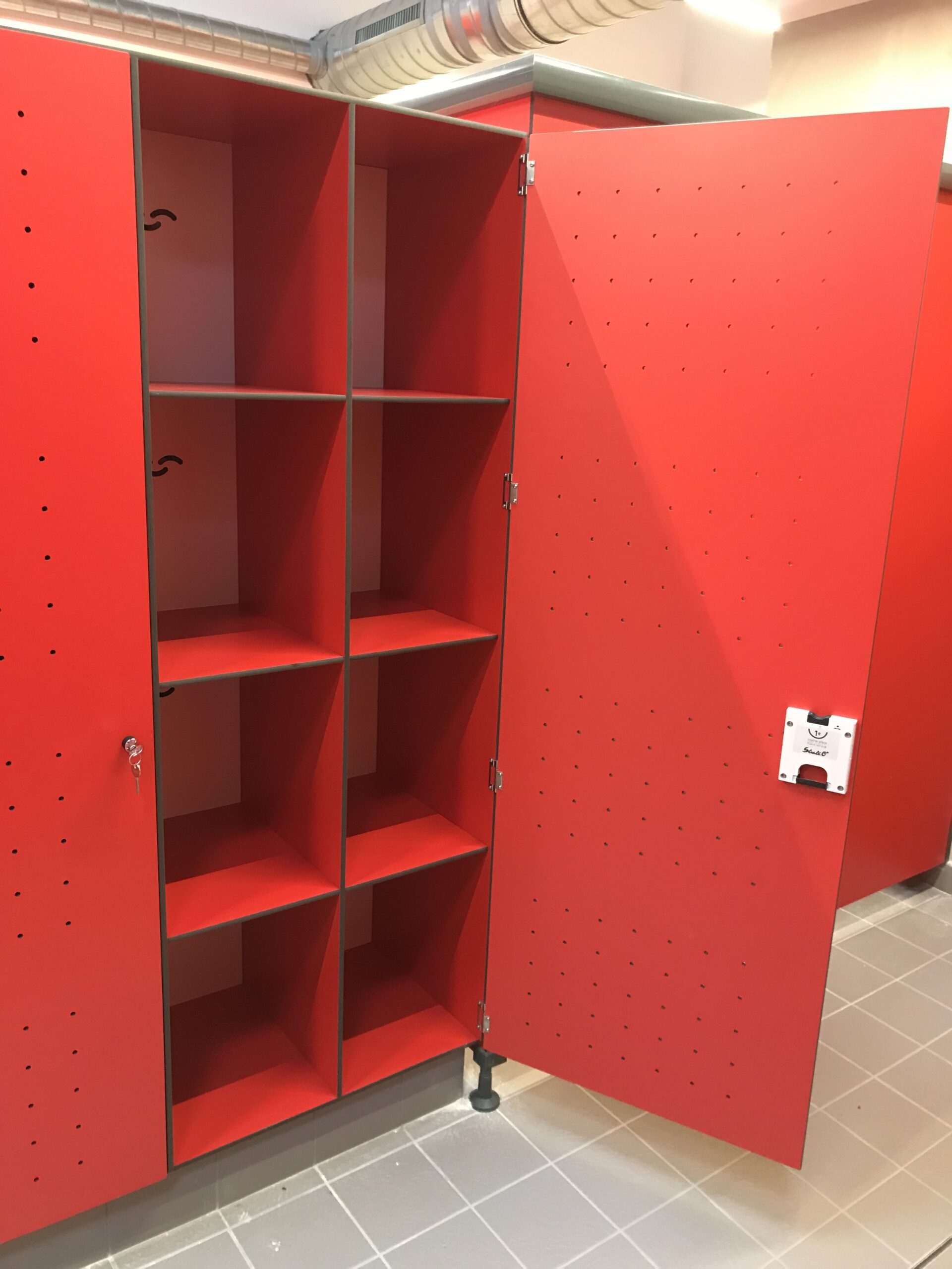 armoire casier vestiaire collectif rouge