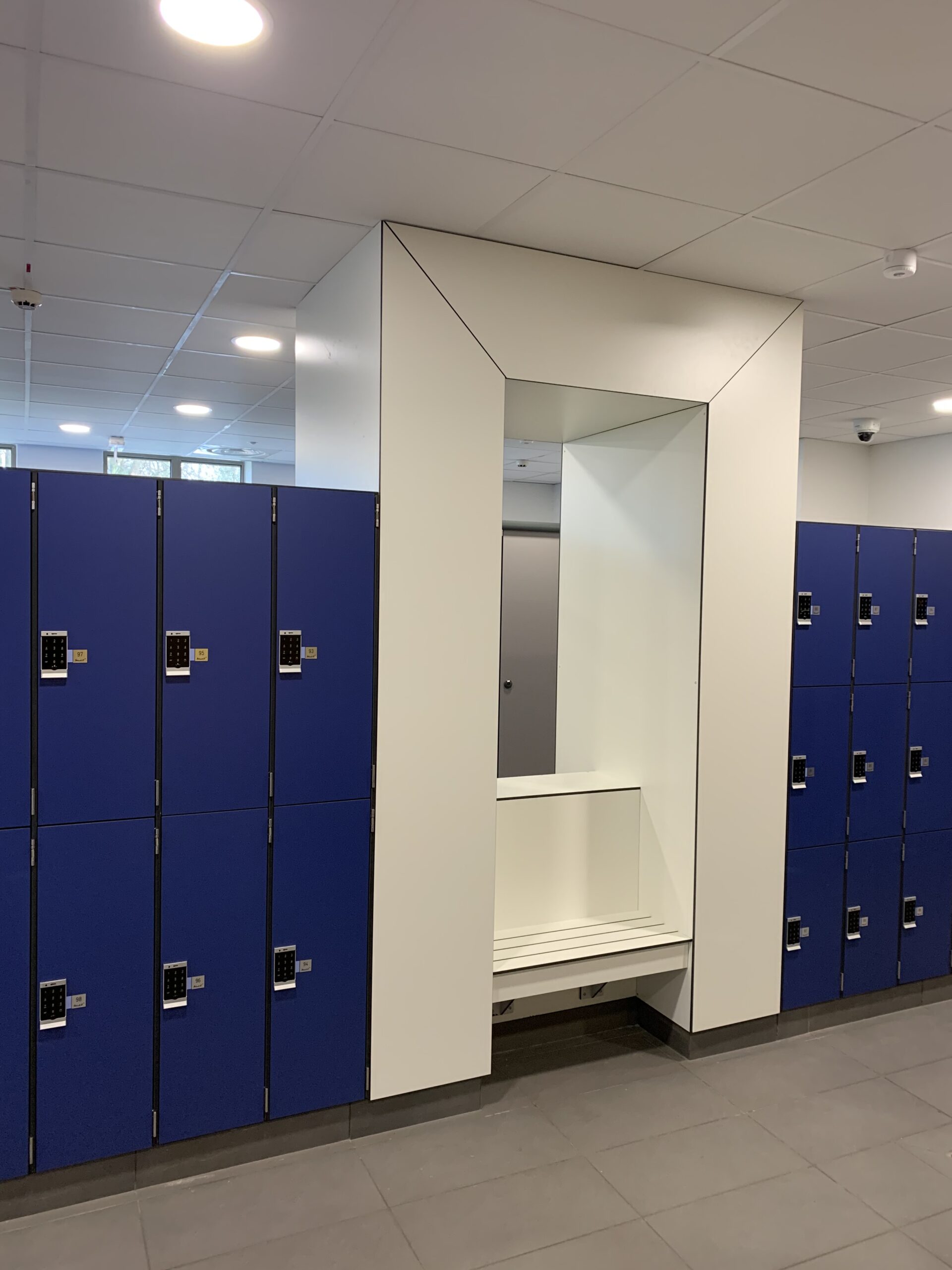 banc fixe stratifie compact sur mesure vestiaire collectif blanc