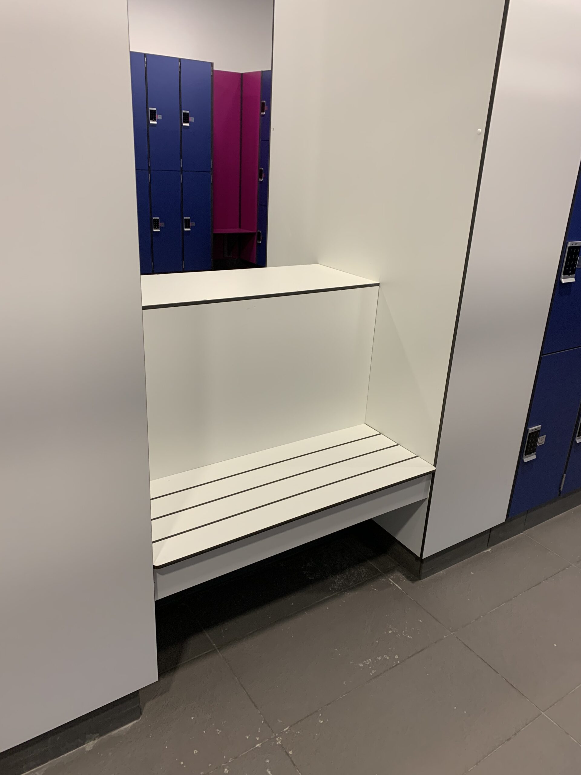 banc fixe stratifie compact sur mesure vestiaire collectif blanc_zoom