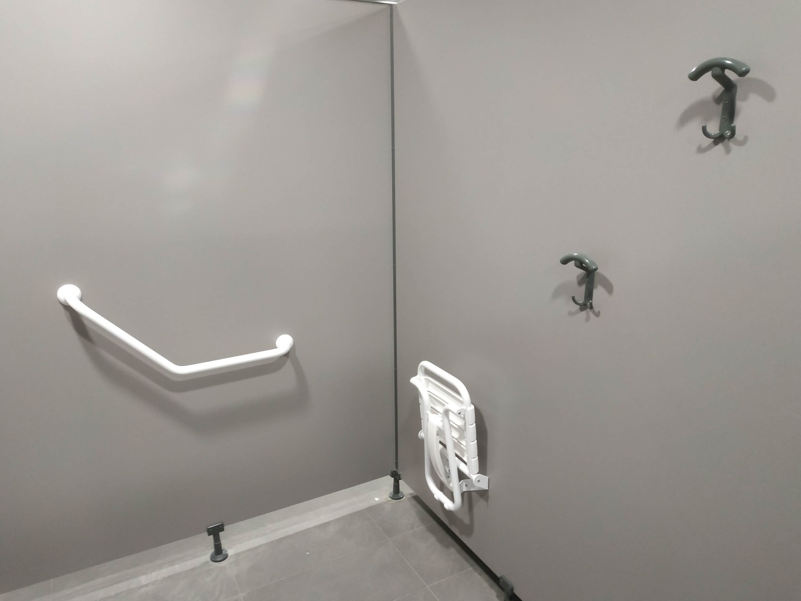 Barre coudee 135 PMR siege PMR et patere