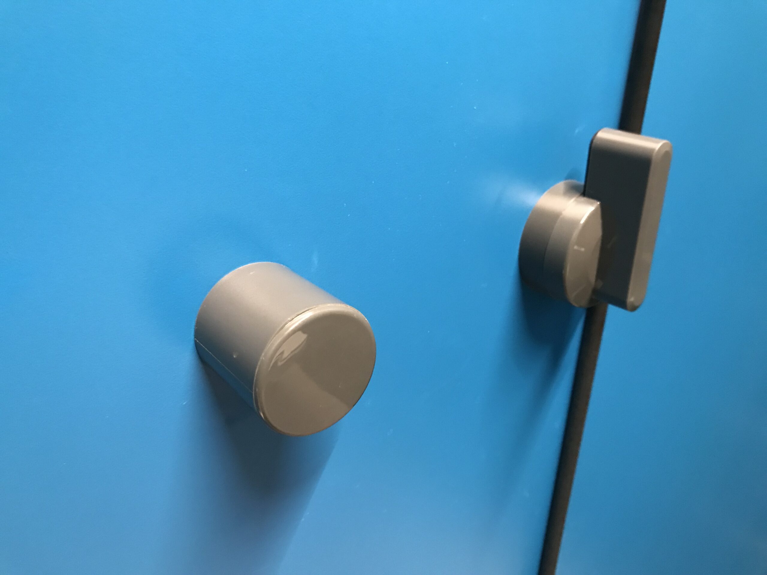 bouton de porte vestiaire collectif porte cabine stratifié bleu avec verrou cabine nylon gris