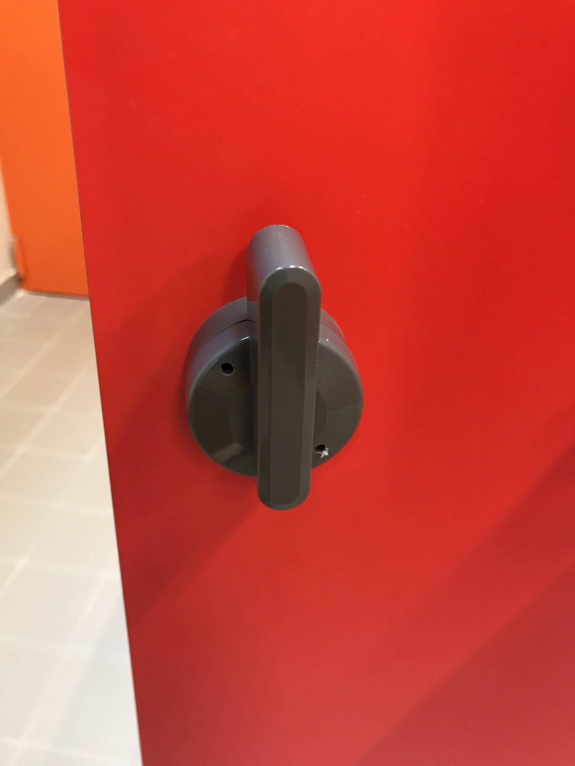 bouton de porte vestiaire collectif porte cabine stratifié rouge avec verrou cabine nylon gris