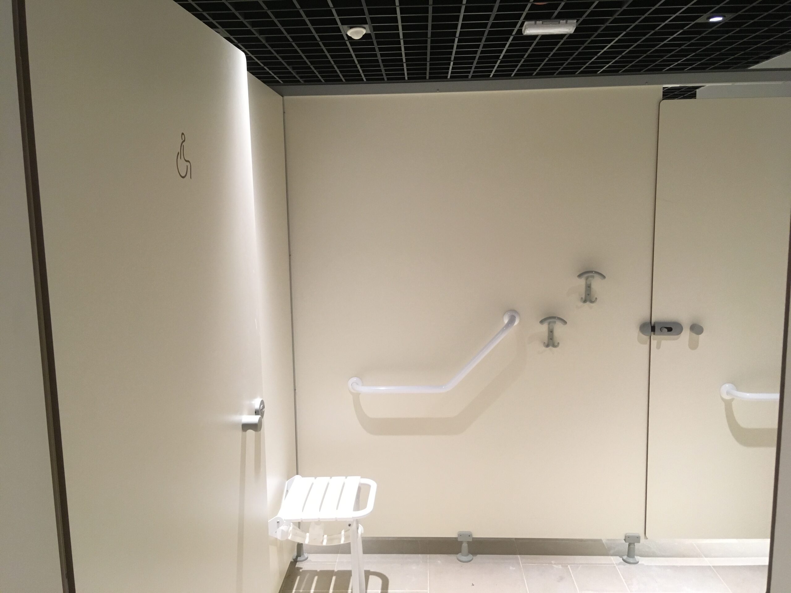 cabine double entree PMR siege assise PMR barre d appui PMR