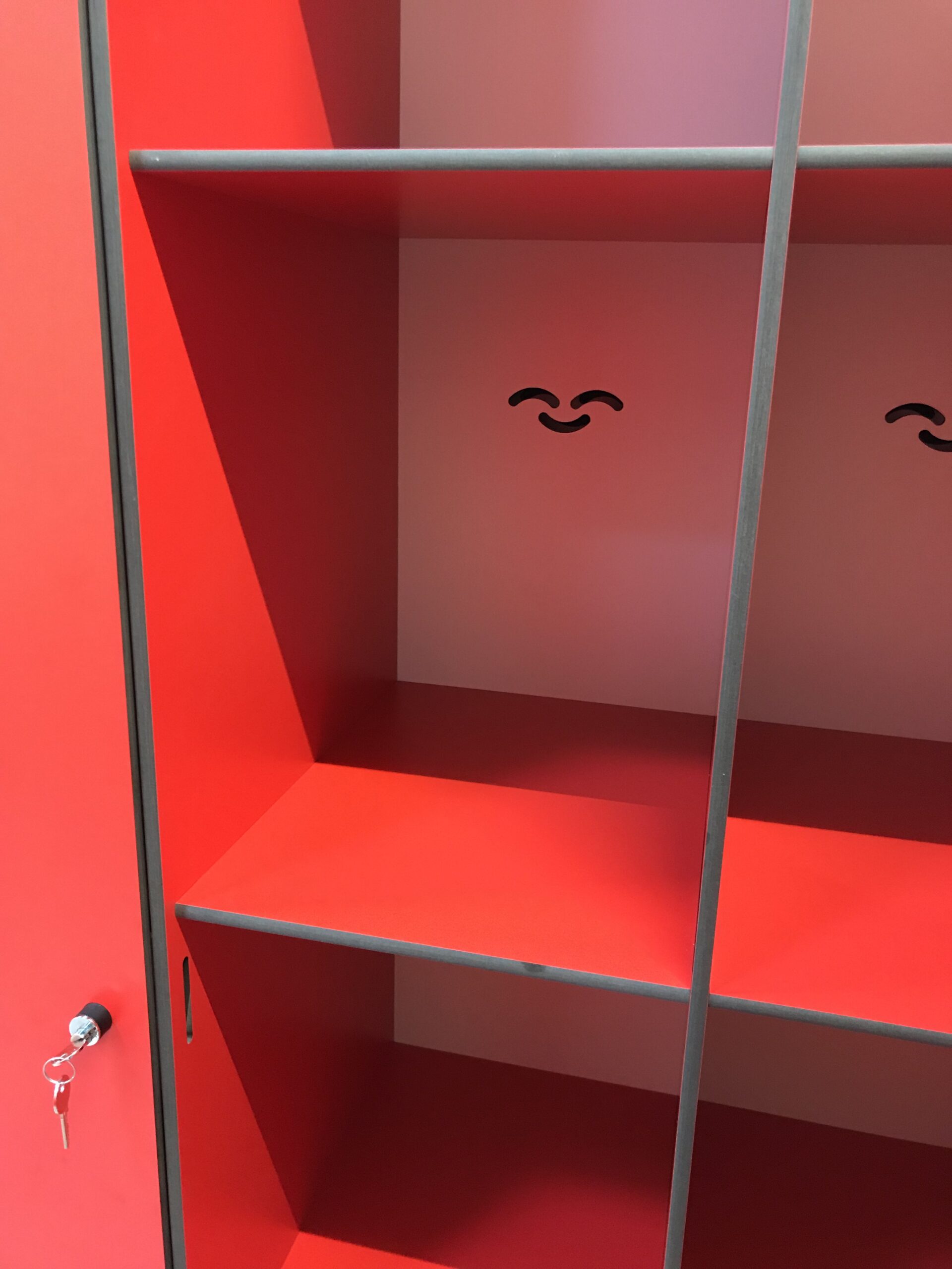 case armoire ventilee zoom rouge vestiaire collectif