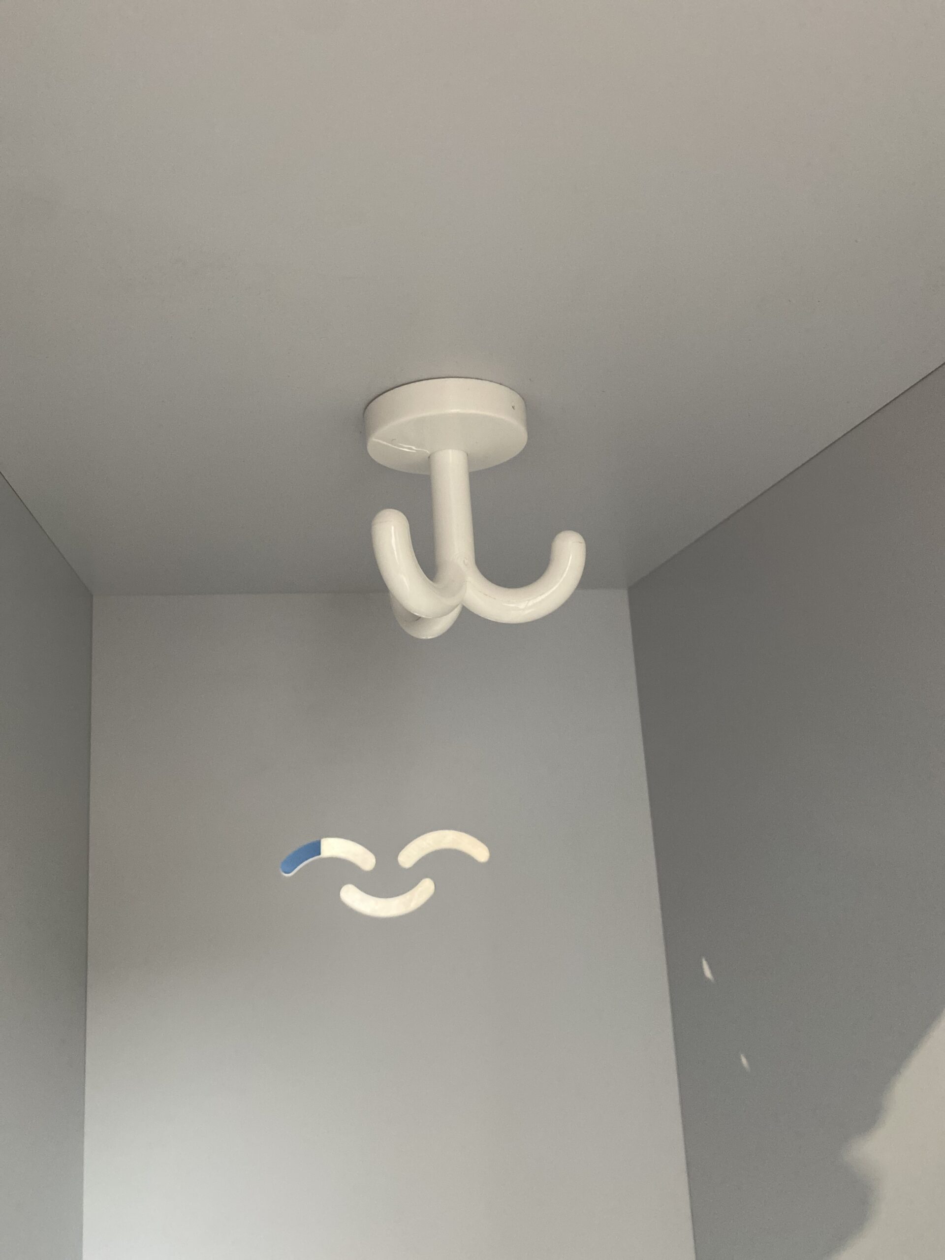 Patère suspendue 3 crochets pour casier en nylon