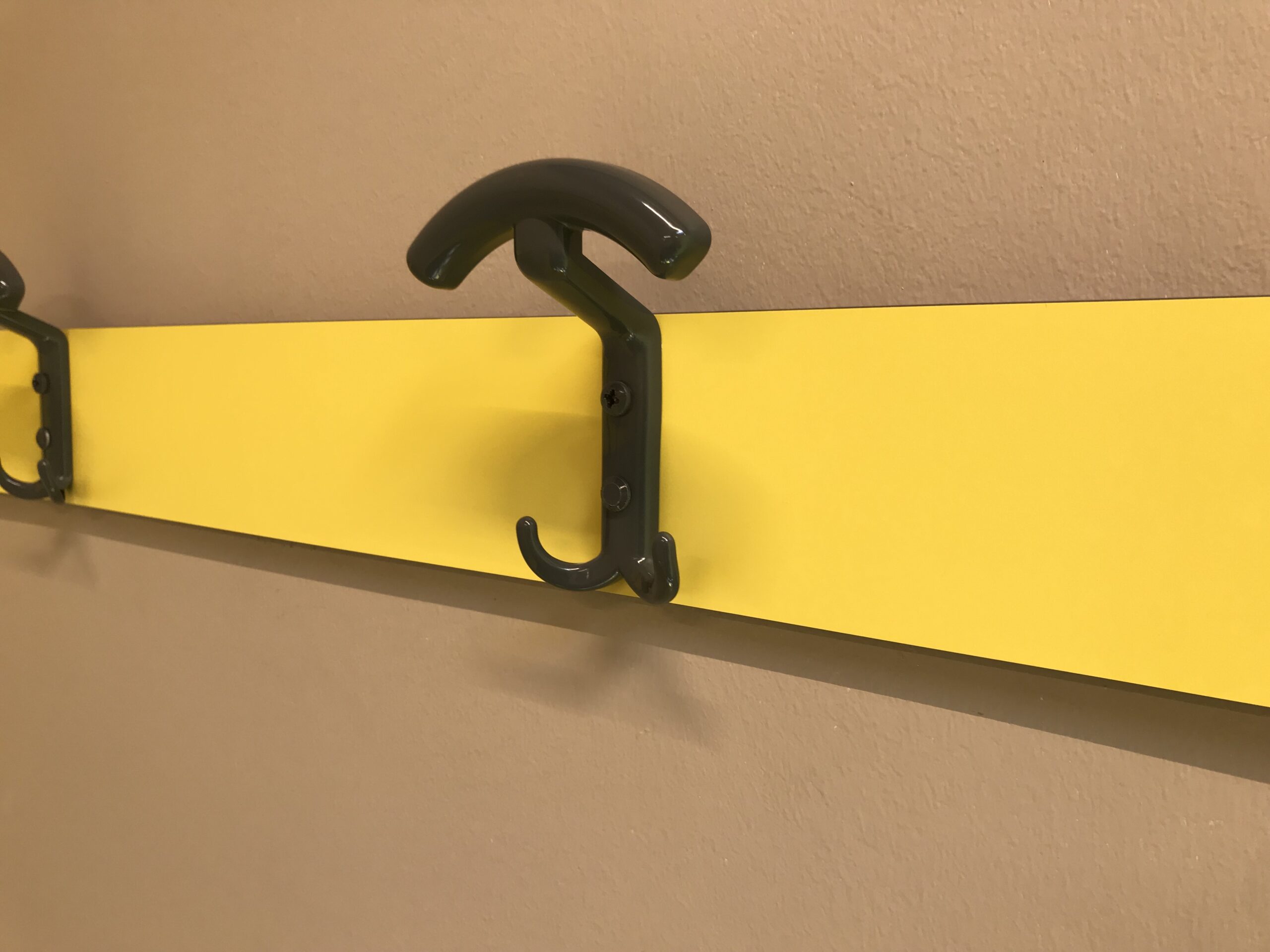 porte manteau patere sur lisse gris jaune nylon plastique abs stratifie compact