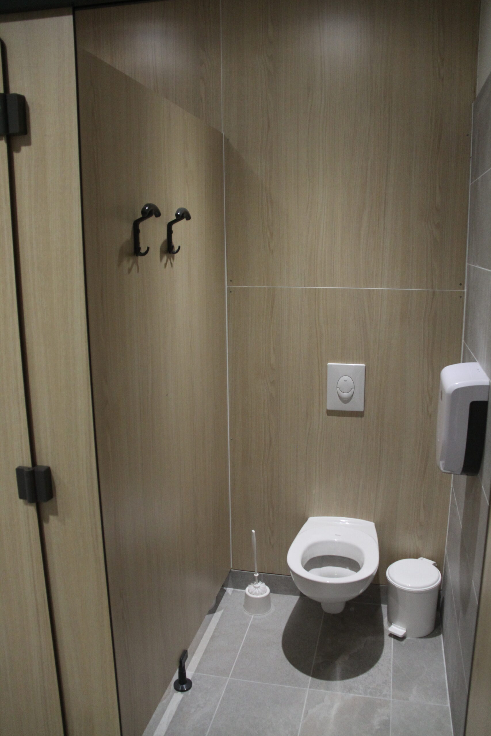 toilette cabine sanitaire stratifie decor bois